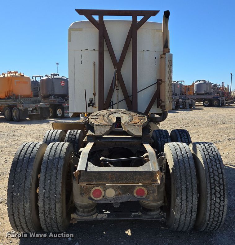 image for item DT5477 2005 Mack CXN613 semi truck