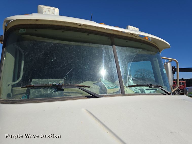 image for item DT5477 2005 Mack CXN613 semi truck