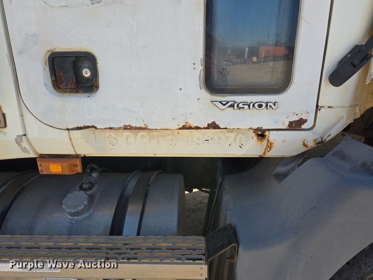 image for item DT5477 2005 Mack CXN613 semi truck