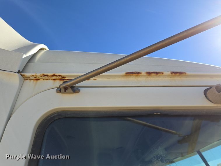 image for item DT5477 2005 Mack CXN613 semi truck