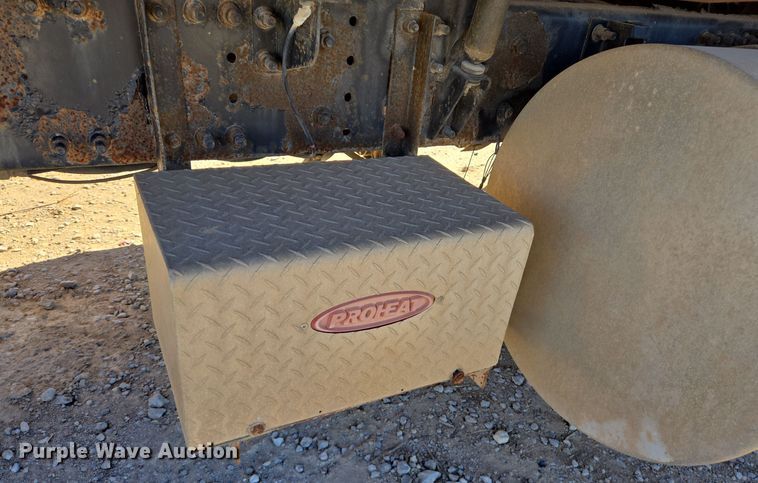 image for item DT5477 2005 Mack CXN613 semi truck