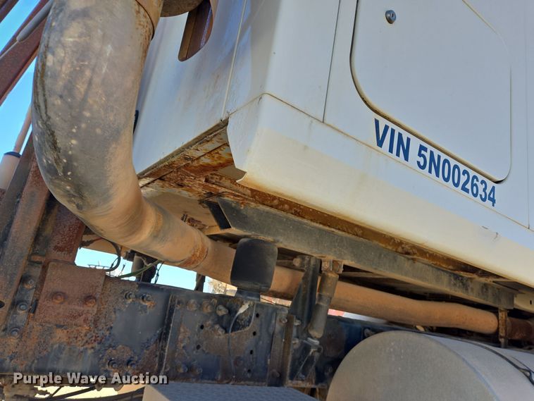 image for item DT5477 2005 Mack CXN613 semi truck