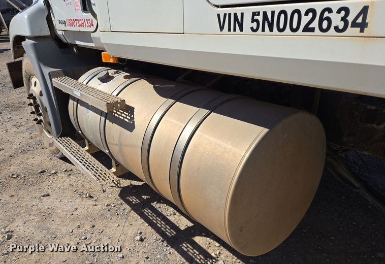 image for item DT5477 2005 Mack CXN613 semi truck