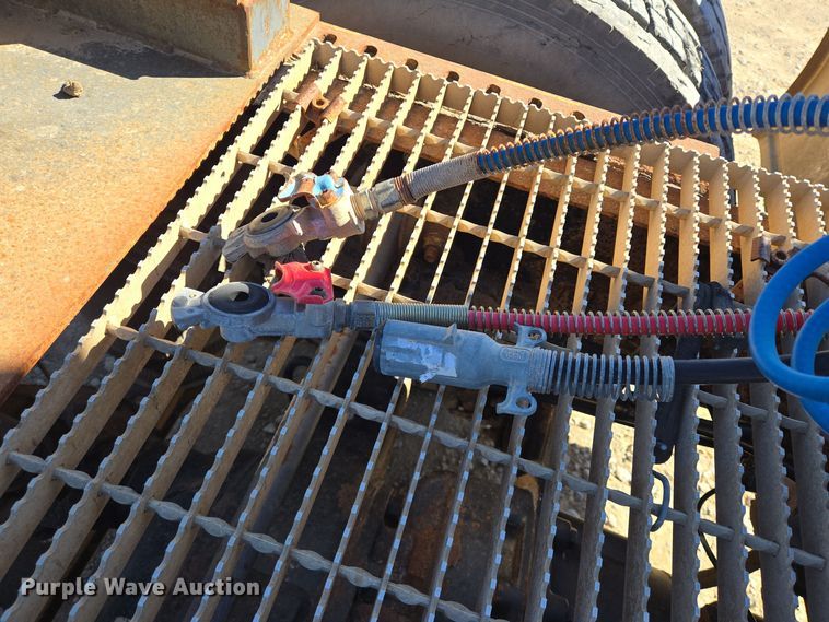 image for item DT5477 2005 Mack CXN613 semi truck