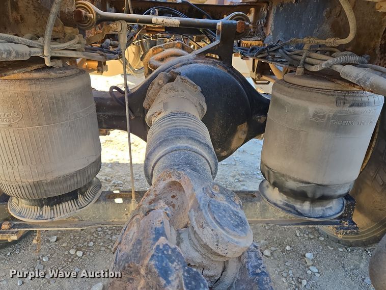 image for item DT5477 2005 Mack CXN613 semi truck