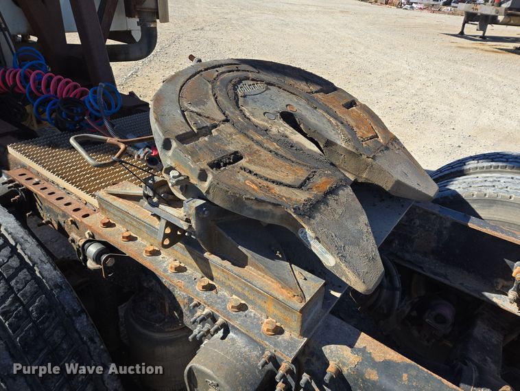 image for item DT5477 2005 Mack CXN613 semi truck