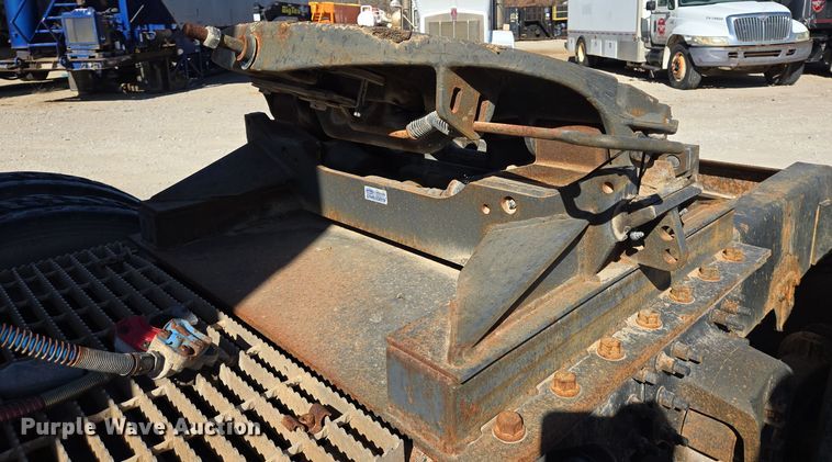 image for item DT5477 2005 Mack CXN613 semi truck