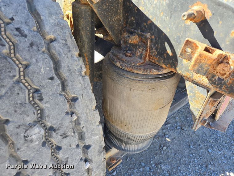 image for item DT5477 2005 Mack CXN613 semi truck