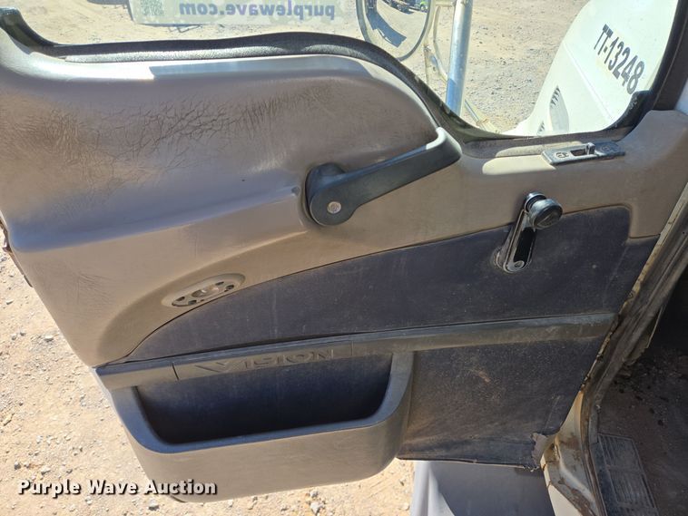 image for item DT5477 2005 Mack CXN613 semi truck