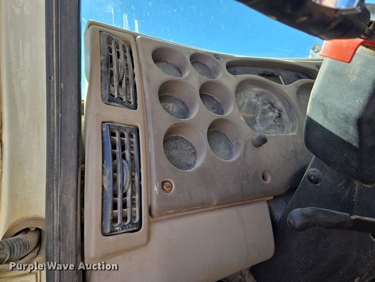 image for item DT5477 2005 Mack CXN613 semi truck