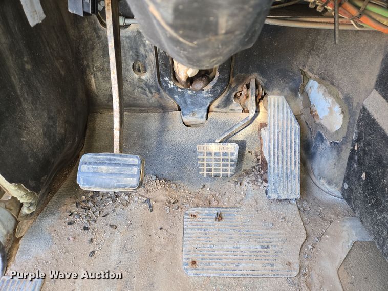 image for item DT5477 2005 Mack CXN613 semi truck