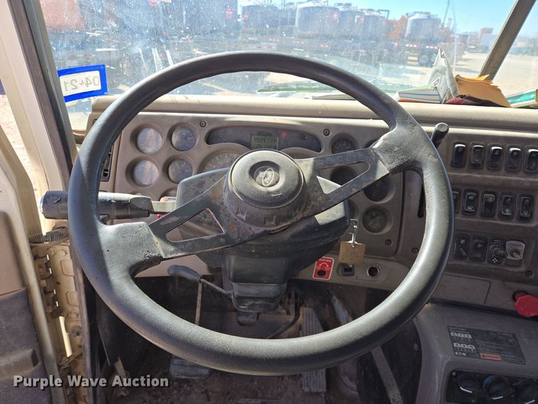 image for item DT5477 2005 Mack CXN613 semi truck