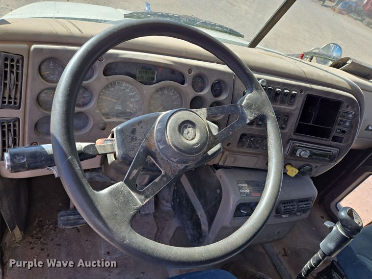 image for item DT5477 2005 Mack CXN613 semi truck