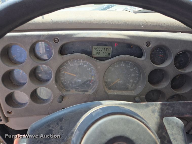 image for item DT5477 2005 Mack CXN613 semi truck