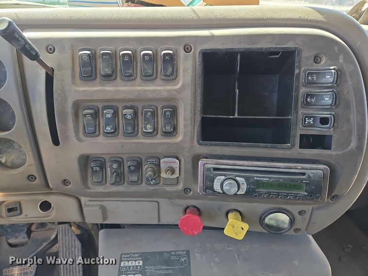 image for item DT5477 2005 Mack CXN613 semi truck