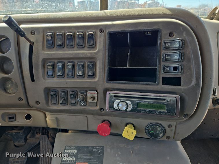 image for item DT5477 2005 Mack CXN613 semi truck