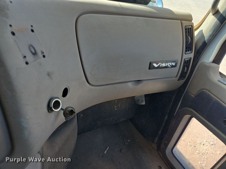 image for item DT5477 2005 Mack CXN613 semi truck