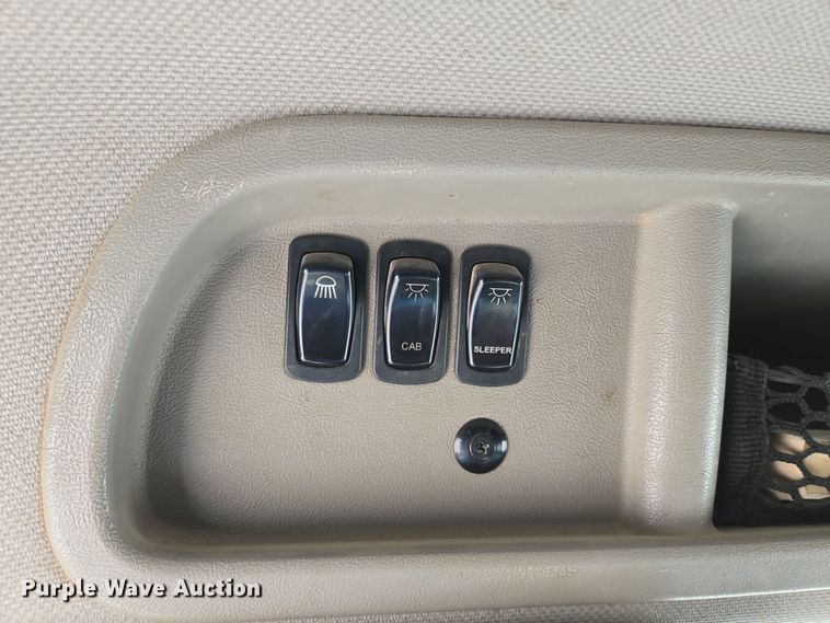 image for item DT5477 2005 Mack CXN613 semi truck