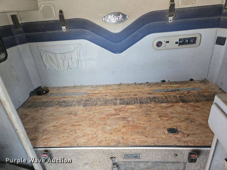 image for item DT5477 2005 Mack CXN613 semi truck