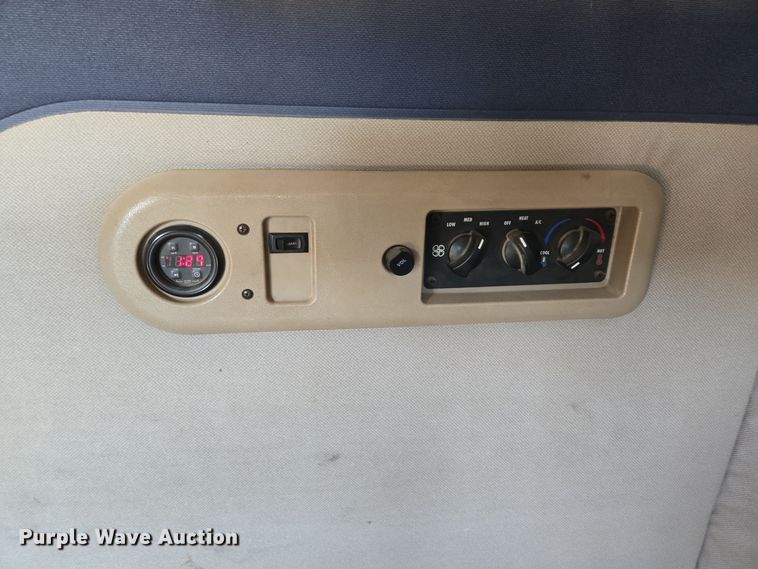 image for item DT5477 2005 Mack CXN613 semi truck