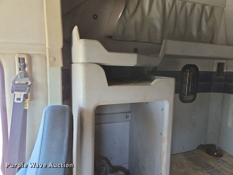 image for item DT5477 2005 Mack CXN613 semi truck