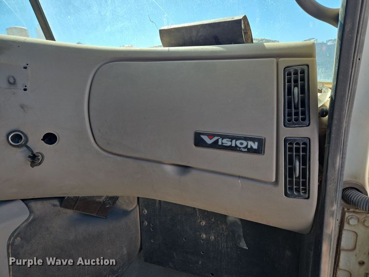 image for item DT5477 2005 Mack CXN613 semi truck