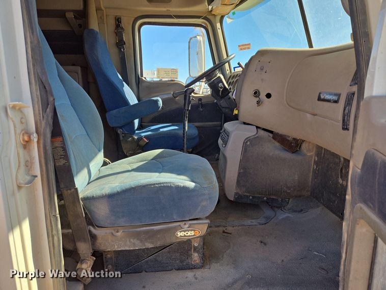 image for item DT5477 2005 Mack CXN613 semi truck