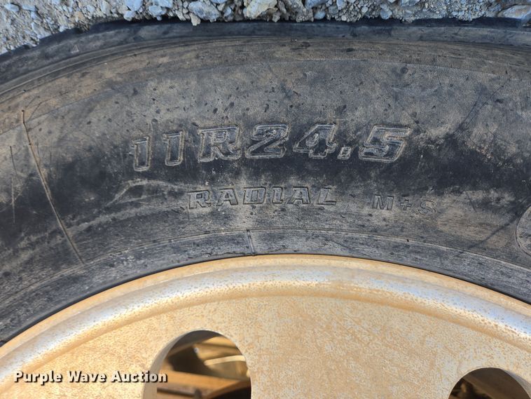 image for item DT5477 2005 Mack CXN613 semi truck