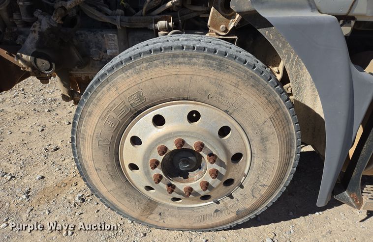 image for item DT5477 2005 Mack CXN613 semi truck