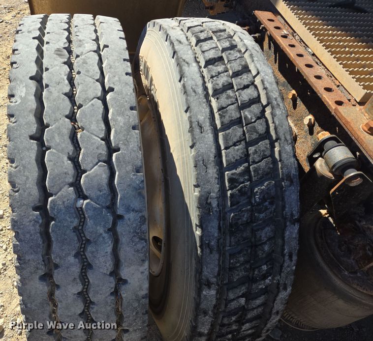 image for item DT5477 2005 Mack CXN613 semi truck