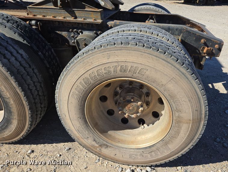 image for item DT5477 2005 Mack CXN613 semi truck