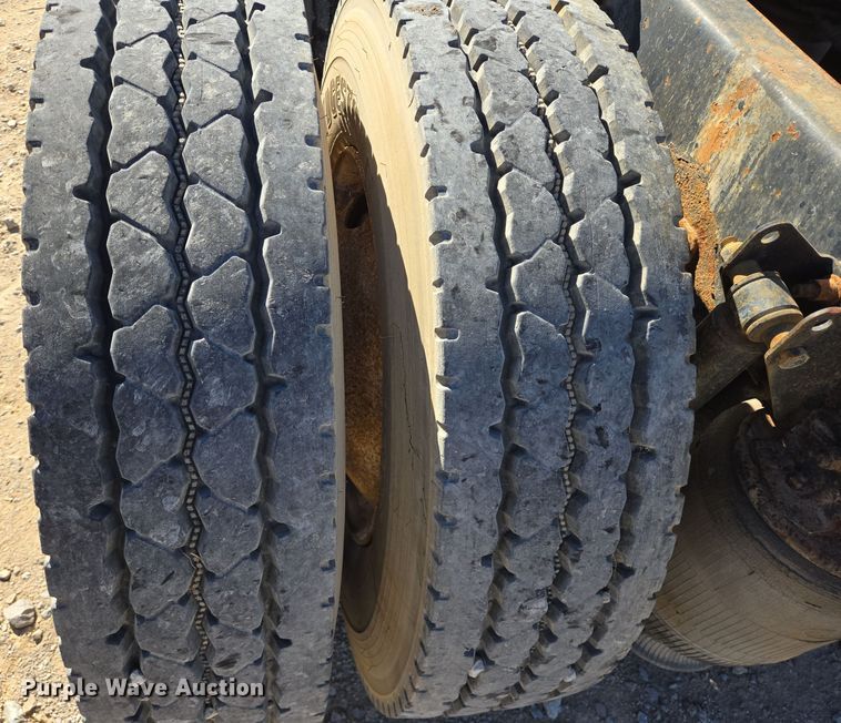 image for item DT5477 2005 Mack CXN613 semi truck