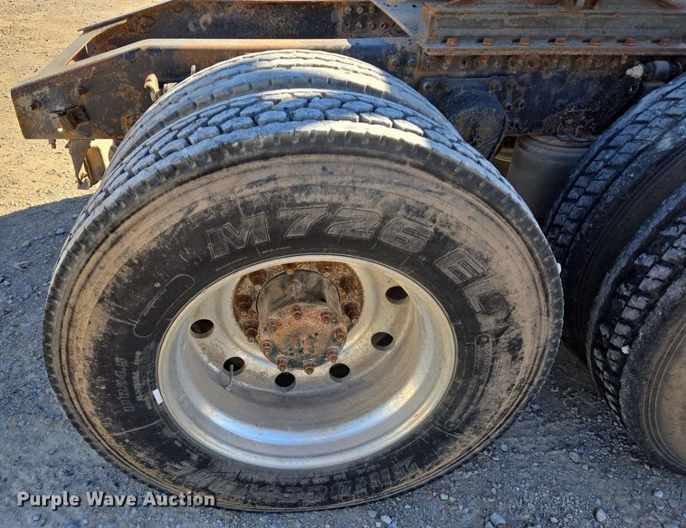 image for item DT5477 2005 Mack CXN613 semi truck