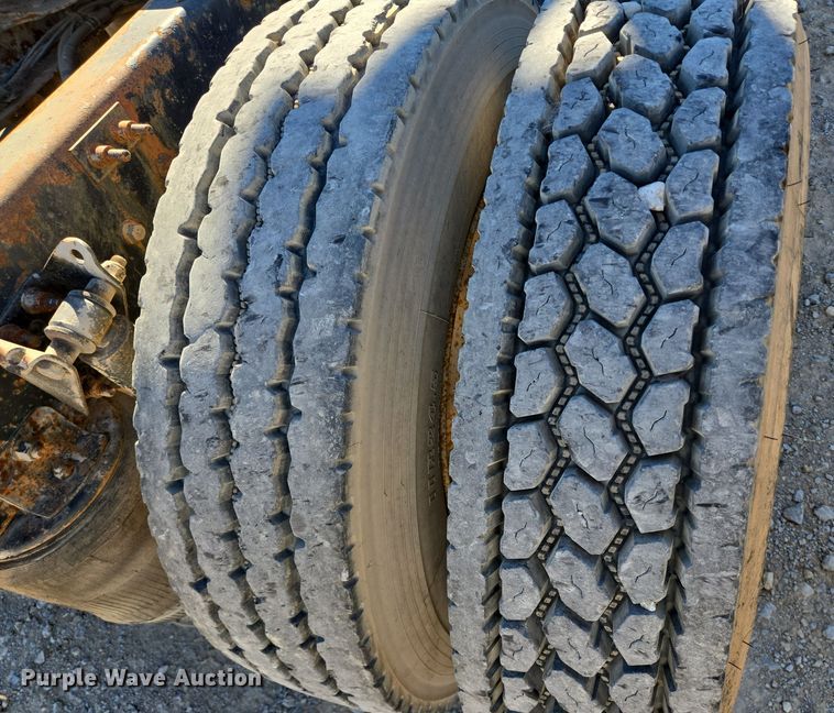 image for item DT5477 2005 Mack CXN613 semi truck