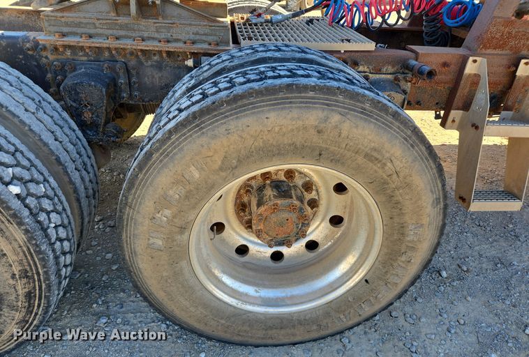 image for item DT5477 2005 Mack CXN613 semi truck