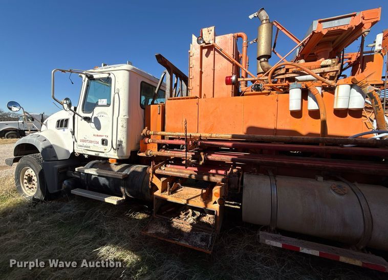 image for item DT5478 2008 Mack GU713 fracturing and sand blender truck