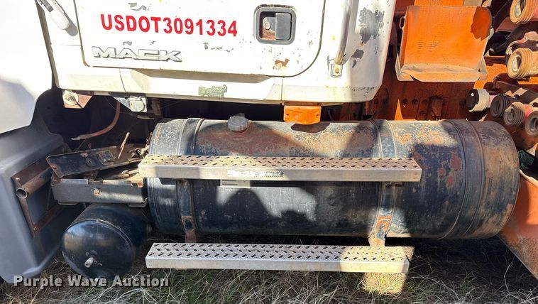 image for item DT5478 2008 Mack GU713 fracturing and sand blender truck