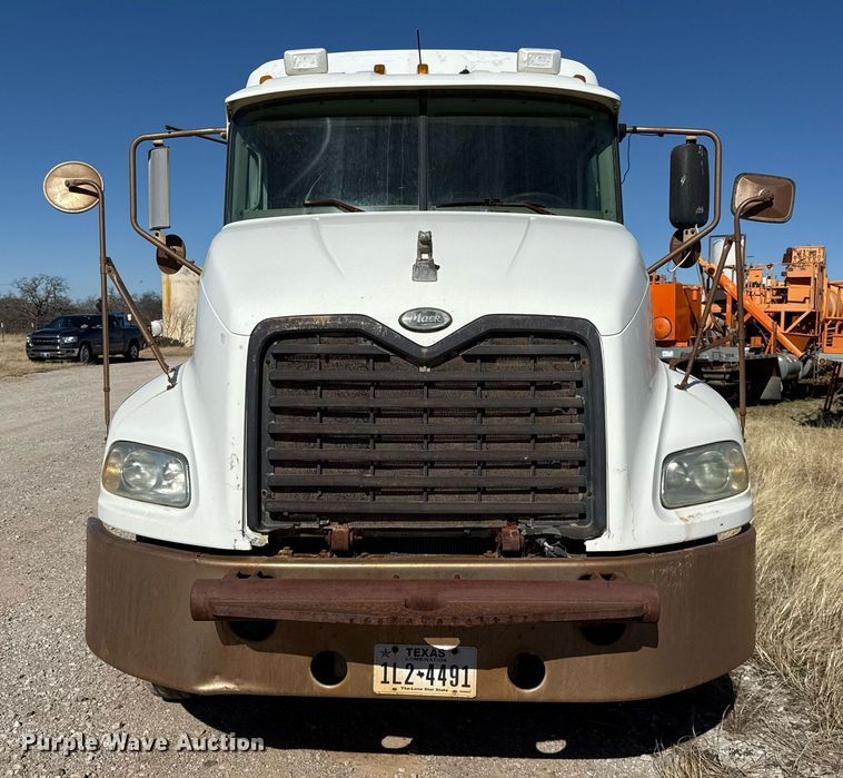 image for item DT5479 2005 Mack CXN613 semi truck