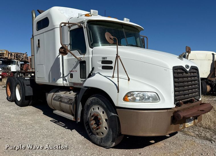 image for item DT5479 2005 Mack CXN613 semi truck