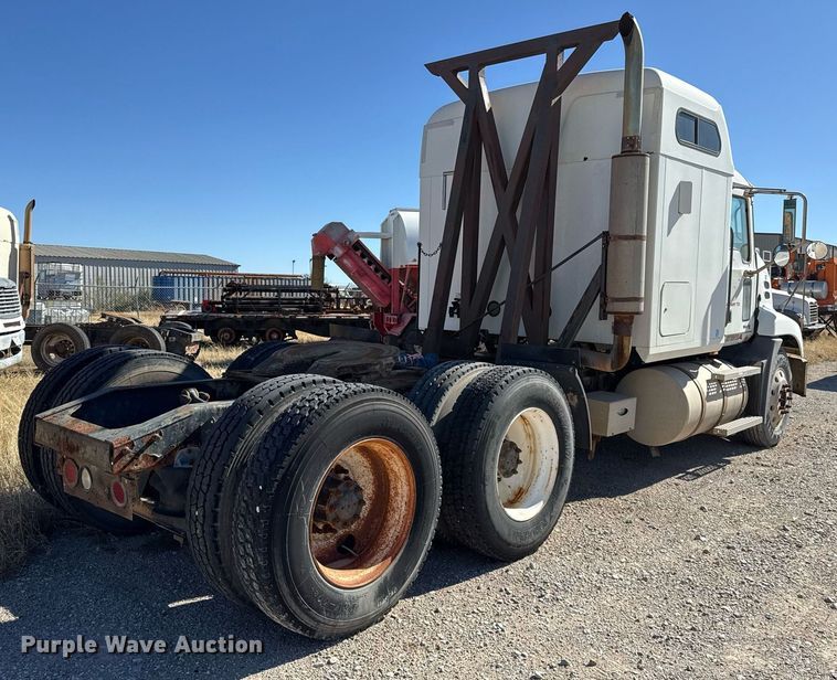 image for item DT5479 2005 Mack CXN613 semi truck