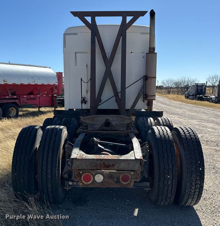 image for item DT5479 2005 Mack CXN613 semi truck