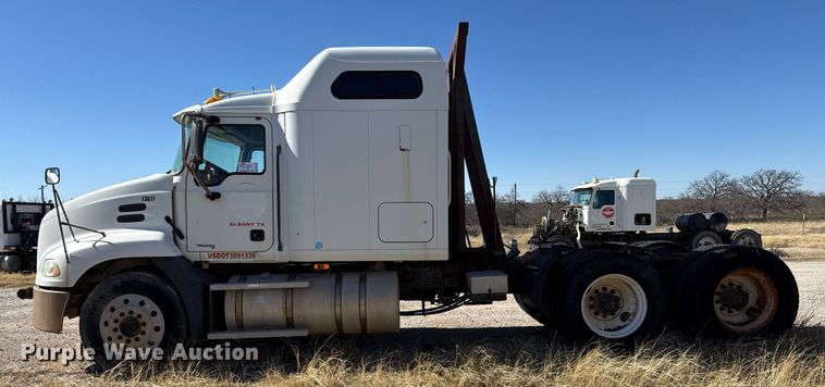 image for item DT5479 2005 Mack CXN613 semi truck