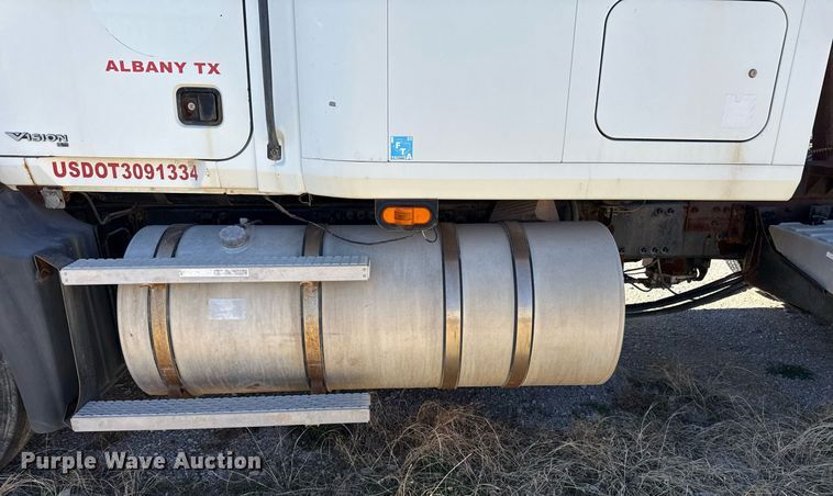 image for item DT5479 2005 Mack CXN613 semi truck