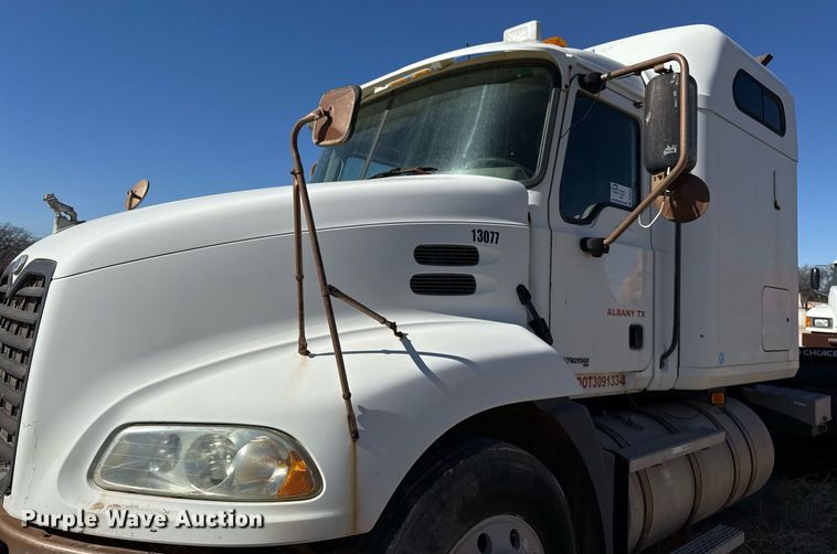 image for item DT5479 2005 Mack CXN613 semi truck