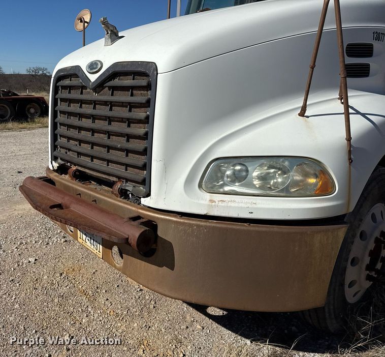 image for item DT5479 2005 Mack CXN613 semi truck