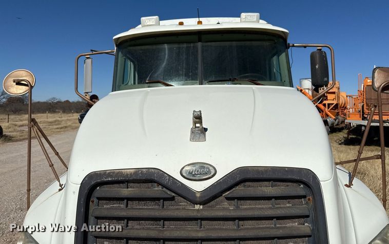 image for item DT5479 2005 Mack CXN613 semi truck