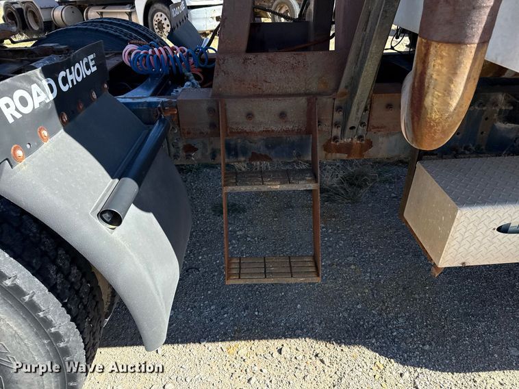 image for item DT5479 2005 Mack CXN613 semi truck