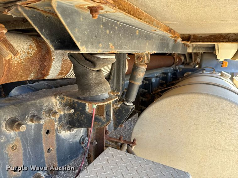 image for item DT5479 2005 Mack CXN613 semi truck