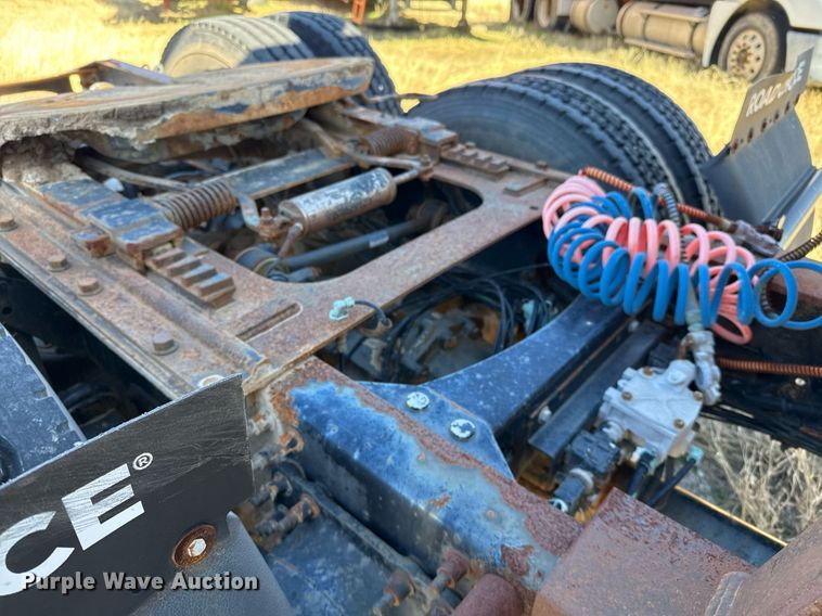 image for item DT5479 2005 Mack CXN613 semi truck