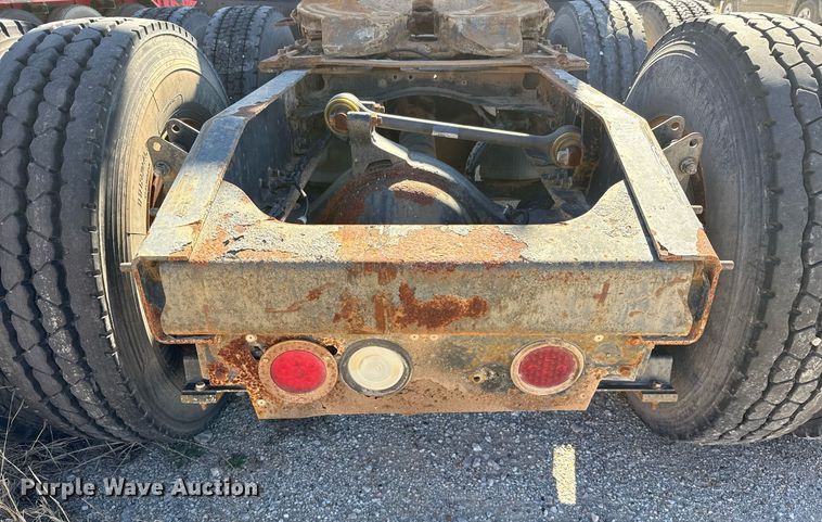 image for item DT5479 2005 Mack CXN613 semi truck